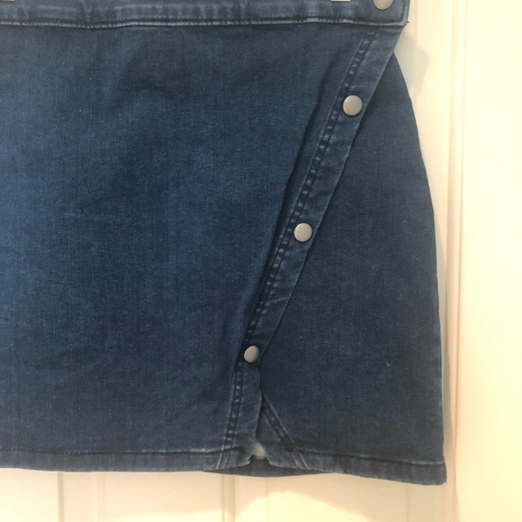 x Free People Mini Skirt Blue Denim with Diagonal Front Snaps (12) - Picture 2 of 10